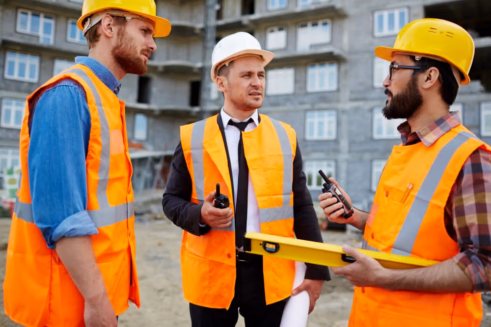 Técnicos de seguridad de obra reunidos a pie de obra